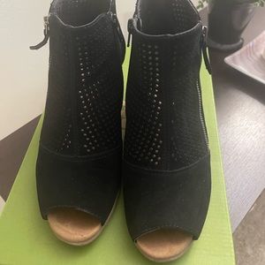 Earth black wedge sandals